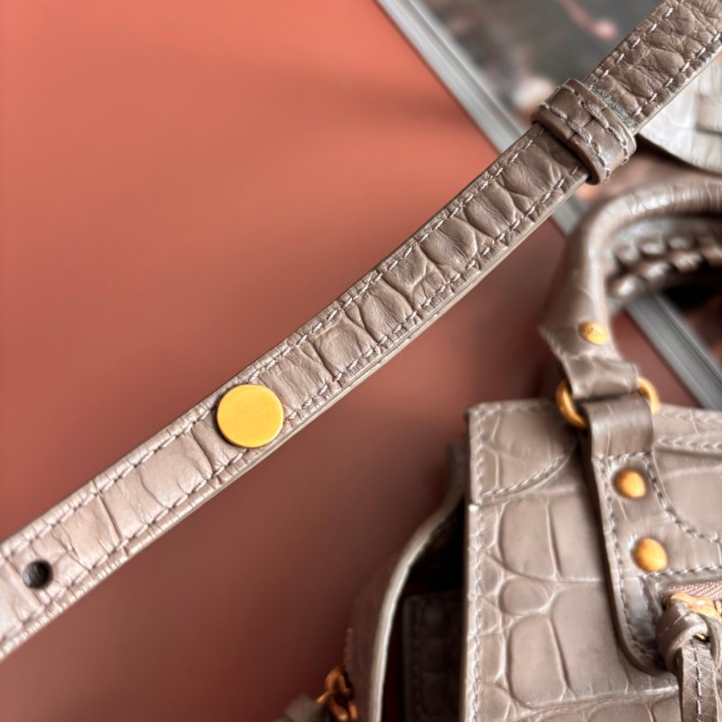 ::BALENCIAGA:: 巴黎世家 牛皮鱷魚壓紋 奶茶色迷你機車包 nano neo city 斜背/側背/手提-3