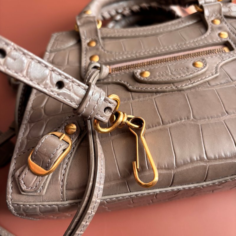 ::BALENCIAGA:: 巴黎世家 牛皮鱷魚壓紋 奶茶色迷你機車包 nano neo city 斜背/側背/手提-5