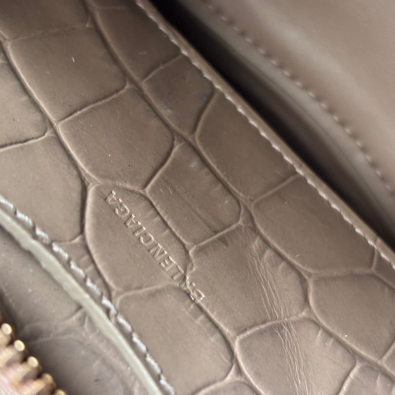 ::BALENCIAGA:: 巴黎世家 牛皮鱷魚壓紋 奶茶色迷你機車包 nano neo city 斜背/側背/手提-34