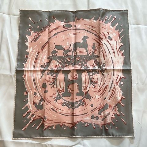 Hermes 愛馬仕灰粉玫瑰大H logo 絲巾 圍巾（全新收藏品）
