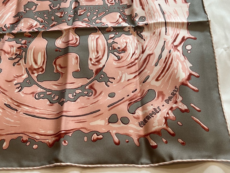 Hermes 愛馬仕灰粉玫瑰大H logo 絲巾 圍巾(全新收藏品)-2