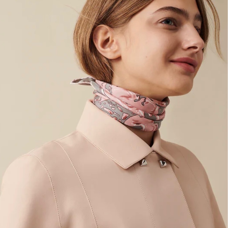 Hermes 愛馬仕灰粉玫瑰大H logo 絲巾 圍巾(全新收藏品)-5