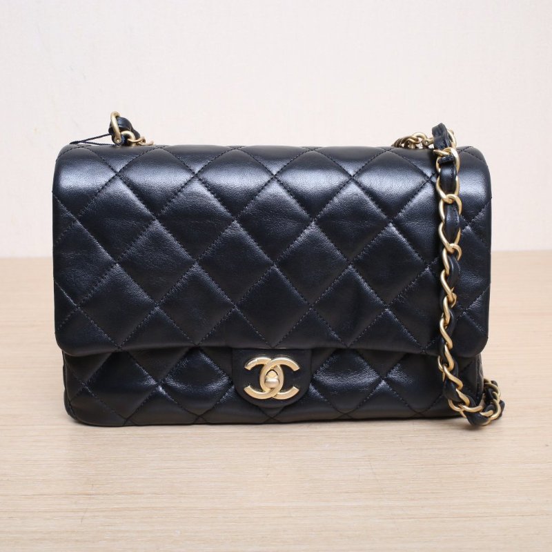 CHANEL 中號26黑色羊皮晶片開金扣金幣單皮穿鏈肩背包-1