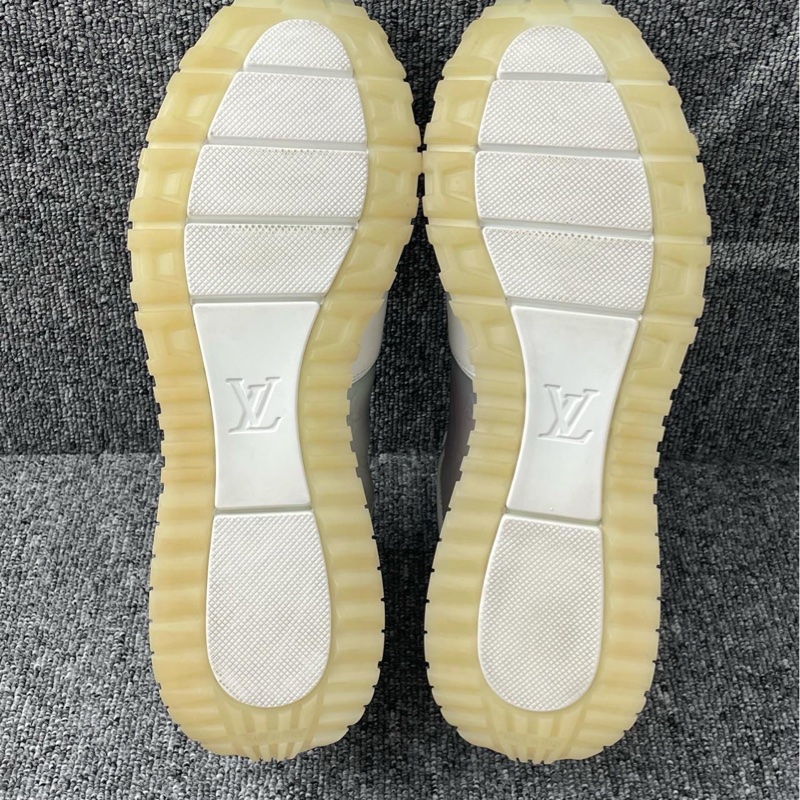 lv白色皮面鐳射老花運動鞋41.5碼-7