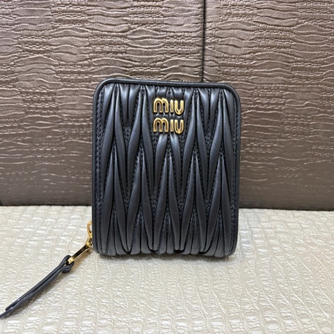 MIU MIU 黑納帕羊皮Matelasse6卡短夾