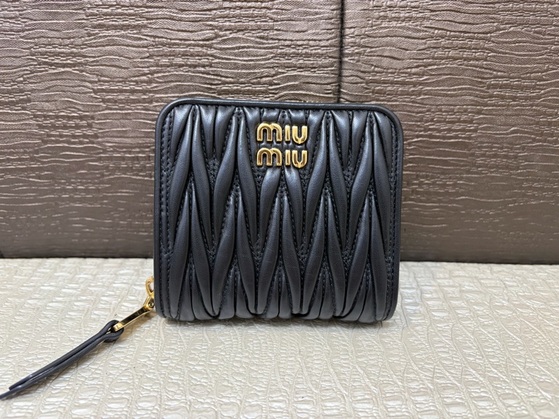 MIU MIU 黑納帕羊皮Matelasse6卡短夾-0