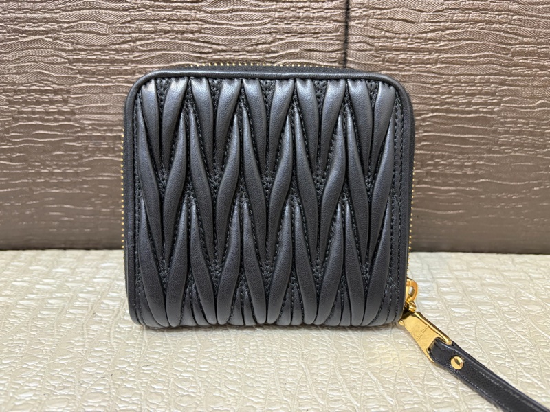 MIU MIU 黑納帕羊皮Matelasse6卡短夾-1