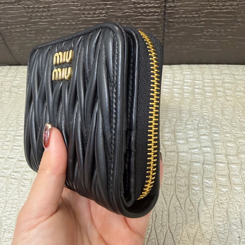 MIU MIU 黑納帕羊皮Matelasse6卡短夾-2