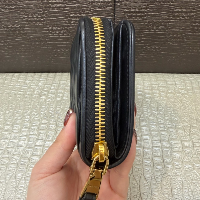 MIU MIU 黑納帕羊皮Matelasse6卡短夾-4