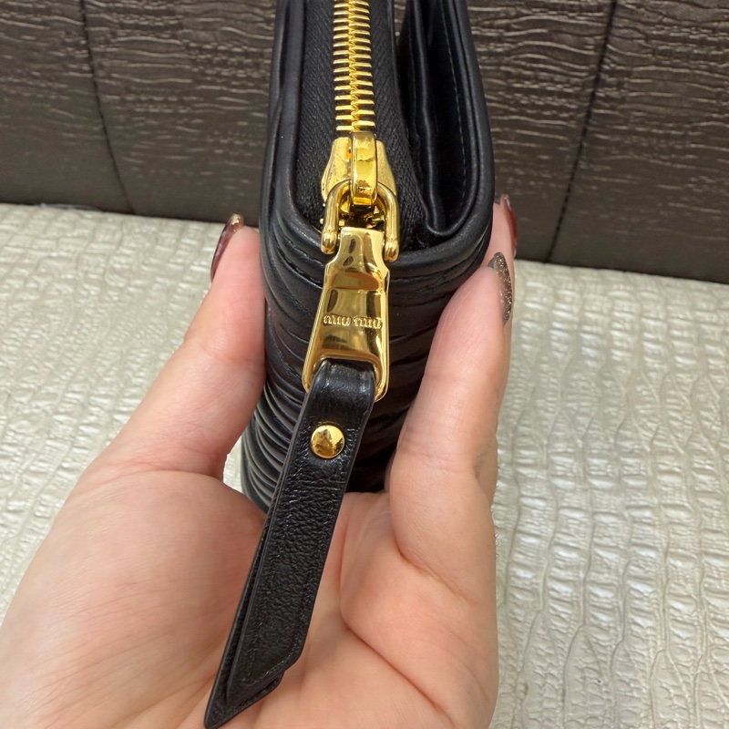 MIU MIU 黑納帕羊皮Matelasse6卡短夾-5