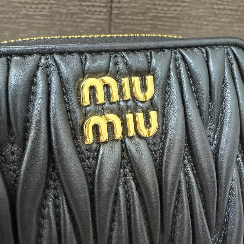 MIU MIU 黑納帕羊皮Matelasse6卡短夾-6