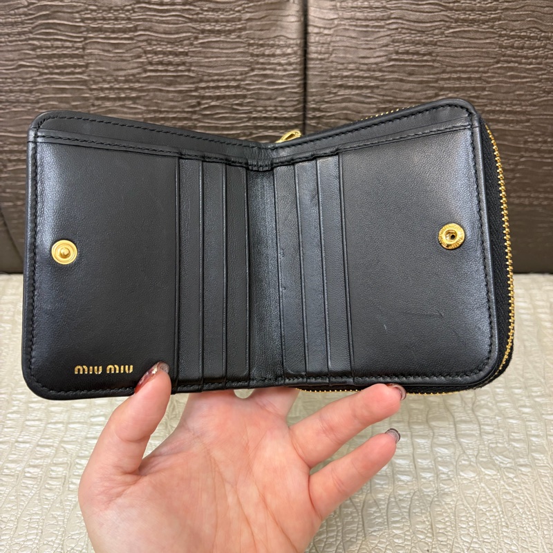 MIU MIU 黑納帕羊皮Matelasse6卡短夾-7