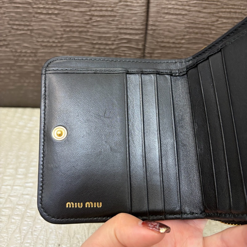 MIU MIU 黑納帕羊皮Matelasse6卡短夾-9