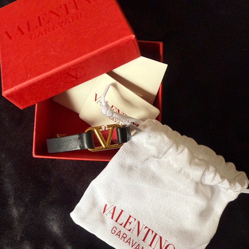 近全新 Valentino 皮手環 經典黑紅 蔡依林-0