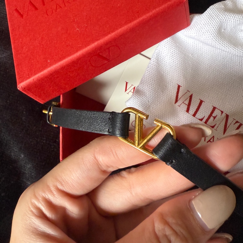 近全新 Valentino 皮手環 經典黑紅 蔡依林-1