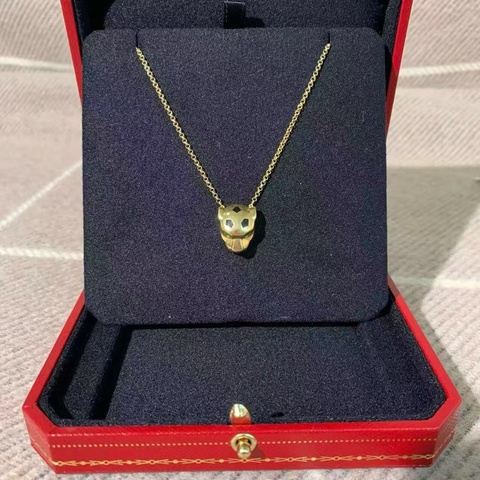 Cartier卡地亞 PANTHERE獵豹項鍊，18K黃金，鑲嵌2顆沙弗萊石榴石，寓意招財納福，2022購入