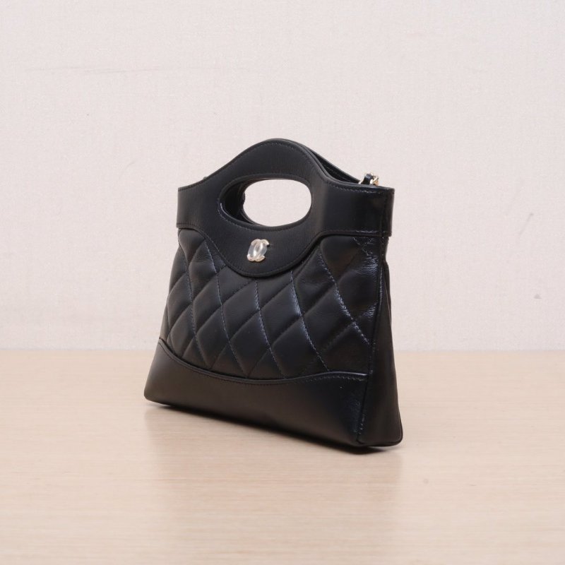 CHANEL 31BagNano橫版20.5黑色羊皮鐳射標淺金扣肩背包-4