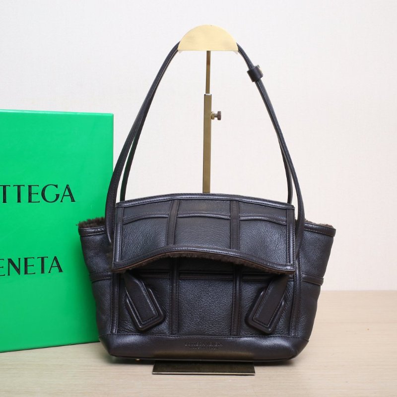 BOTTEGA VENETA Arco小號22咖啡色牛皮/羊毛泰迪毛絨肩背包-0