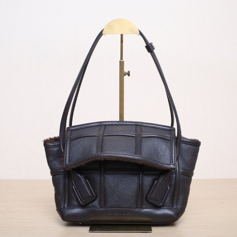 BOTTEGA VENETA Arco小號22咖啡色牛皮/羊毛泰迪毛絨肩背包-1