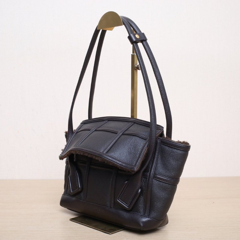 BOTTEGA VENETA Arco小號22咖啡色牛皮/羊毛泰迪毛絨肩背包-3
