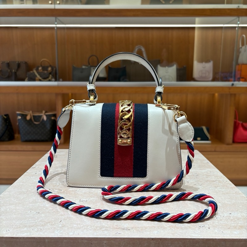 【典雅女神,時尚必備】Gucci Sylvie 白色鏈條肩背包|經典紅藍織帶設計|珍稀真皮包|台中市北區現貨-1
