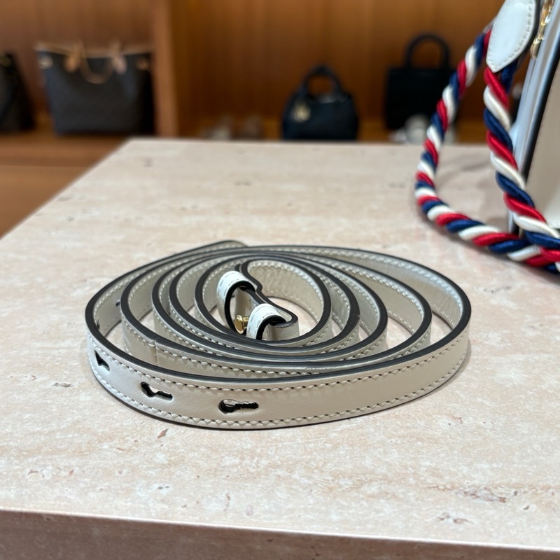 【典雅女神,時尚必備】Gucci Sylvie 白色鏈條肩背包|經典紅藍織帶設計|珍稀真皮包|台中市北區現貨-4