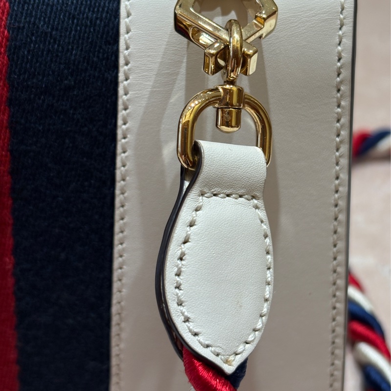 【典雅女神,時尚必備】Gucci Sylvie 白色鏈條肩背包|經典紅藍織帶設計|珍稀真皮包|台中市北區現貨-9