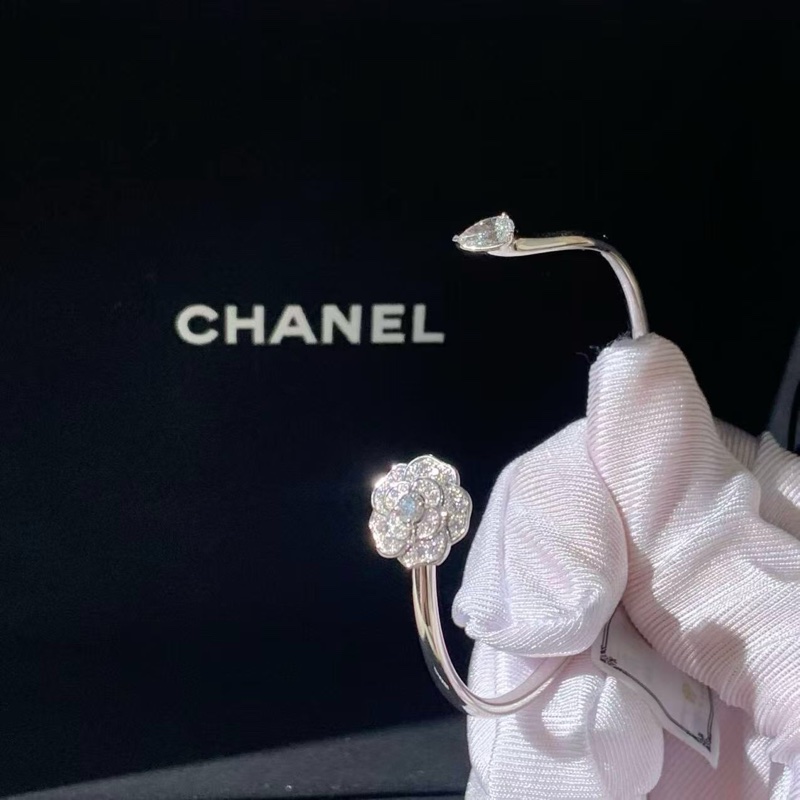 Chanel香奈兒Camelia系列白金滿鑽山茶花開口手鐲Xs 碼,合適15~16手腕,鑲嵌一顆40分水滴鑽,2025購入-0