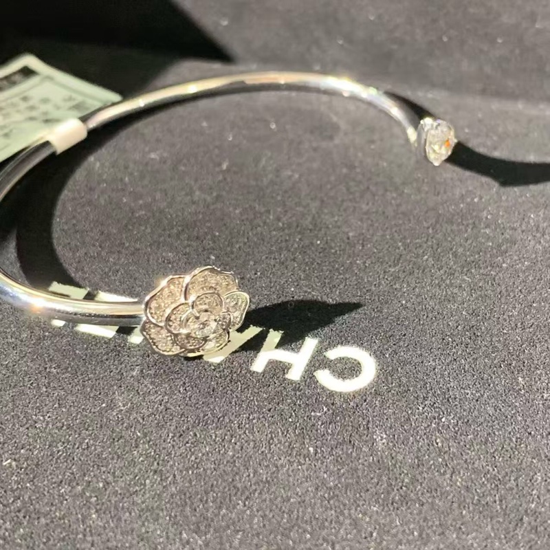 Chanel香奈兒Camelia系列白金滿鑽山茶花開口手鐲Xs 碼,合適15~16手腕,鑲嵌一顆40分水滴鑽,2025購入-1