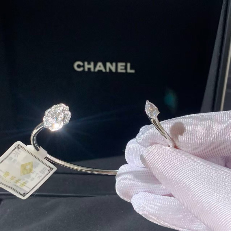 Chanel香奈兒Camelia系列白金滿鑽山茶花開口手鐲Xs 碼,合適15~16手腕,鑲嵌一顆40分水滴鑽,2025購入-3