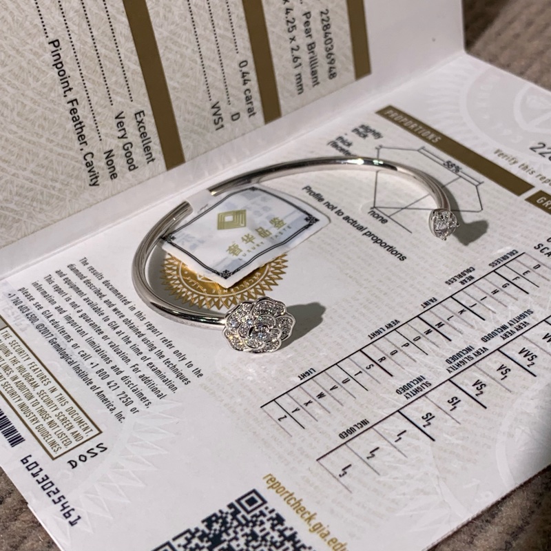 Chanel香奈兒Camelia系列白金滿鑽山茶花開口手鐲Xs 碼,合適15~16手腕,鑲嵌一顆40分水滴鑽,2025購入-4