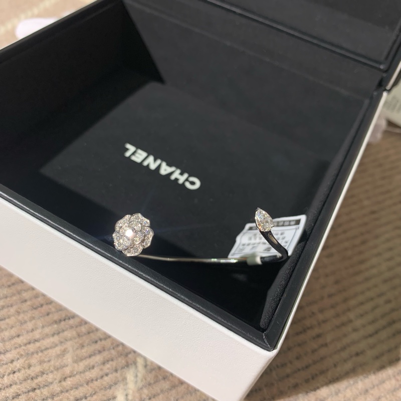 Chanel香奈兒Camelia系列白金滿鑽山茶花開口手鐲Xs 碼,合適15~16手腕,鑲嵌一顆40分水滴鑽,2025購入-6