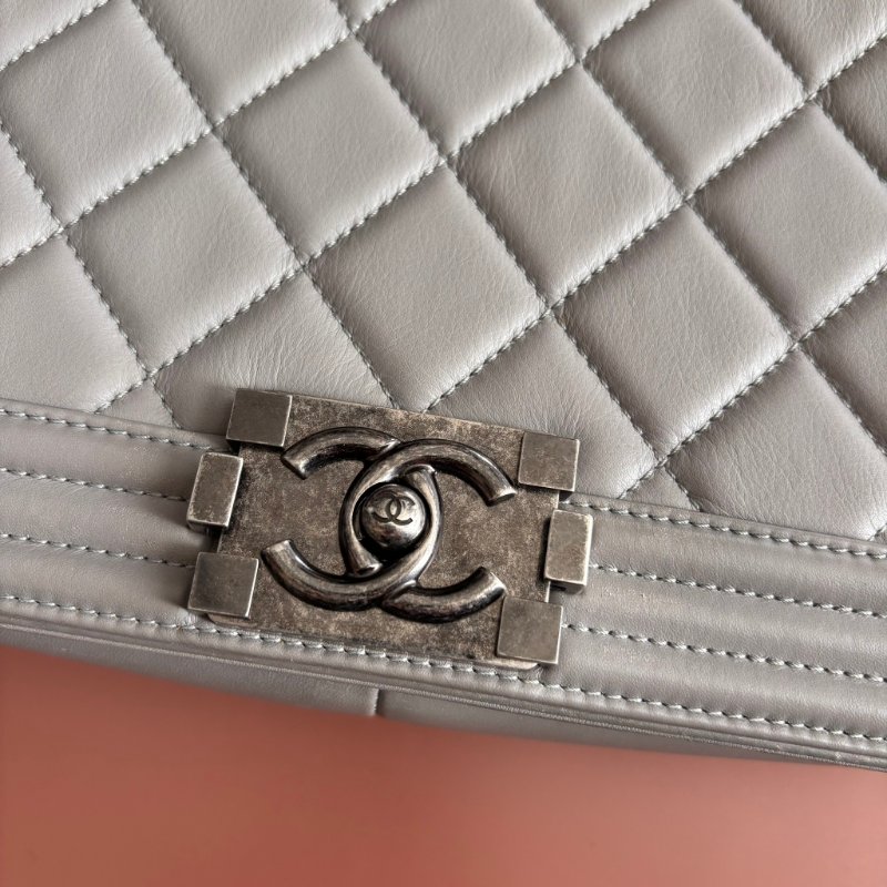 ::CHANEL:: BOY 28 限量款灰色菱格羊皮金釦 金鍊肩背斜背包-3