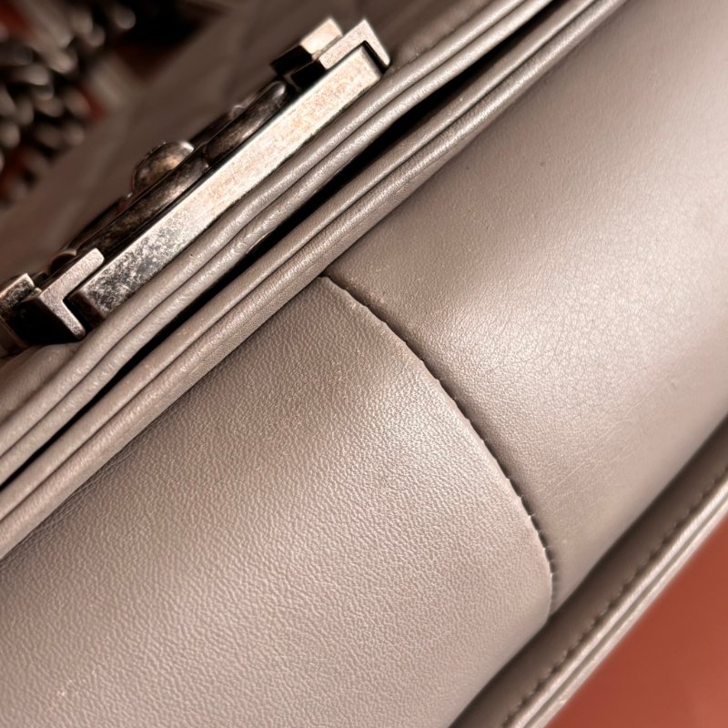 ::CHANEL:: BOY 28 限量款灰色菱格羊皮金釦 金鍊肩背斜背包-10