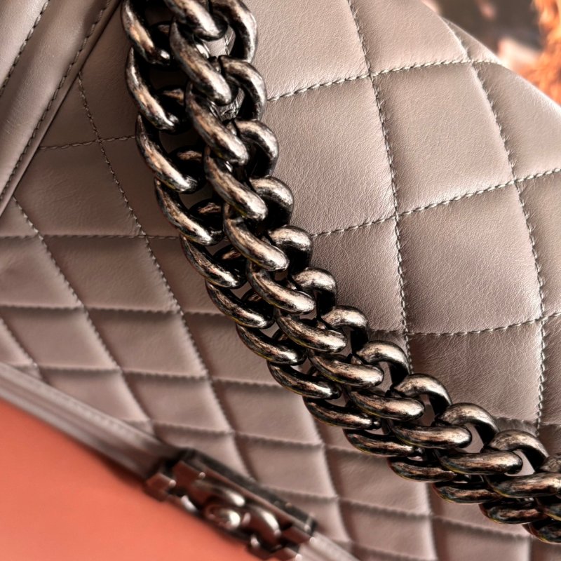::CHANEL:: BOY 28 限量款灰色菱格羊皮金釦 金鍊肩背斜背包-16