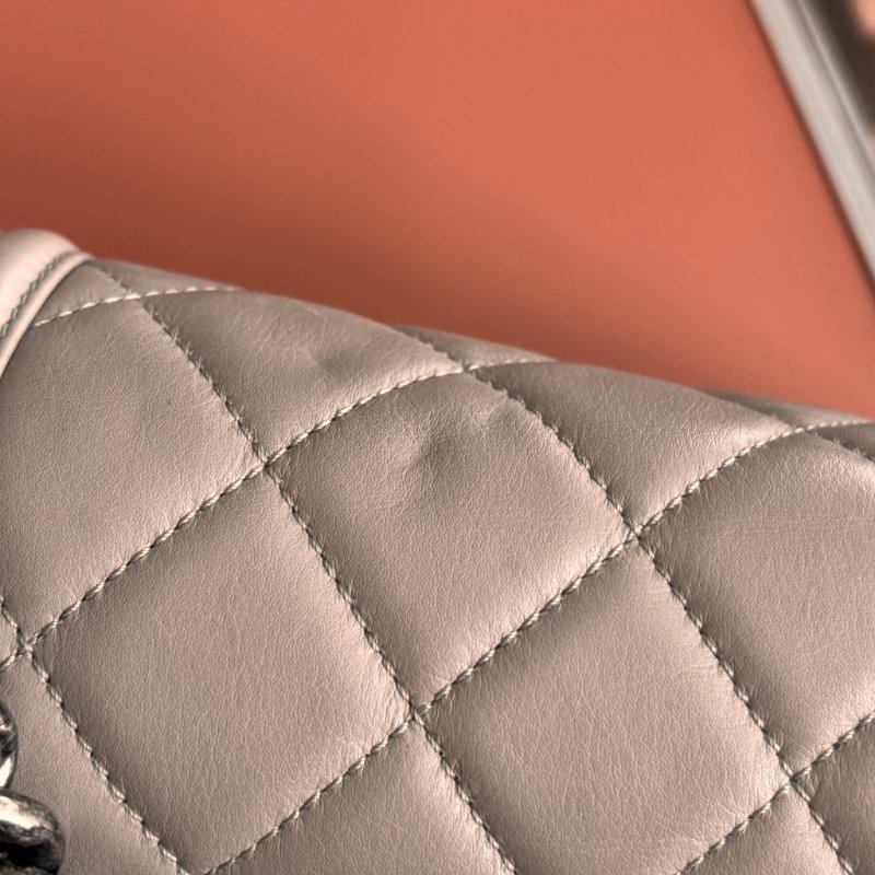 ::CHANEL:: BOY 28 限量款灰色菱格羊皮金釦 金鍊肩背斜背包-17