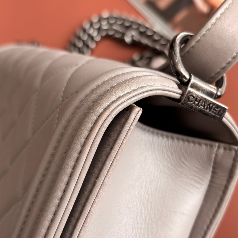 ::CHANEL:: BOY 28 限量款灰色菱格羊皮金釦 金鍊肩背斜背包-23