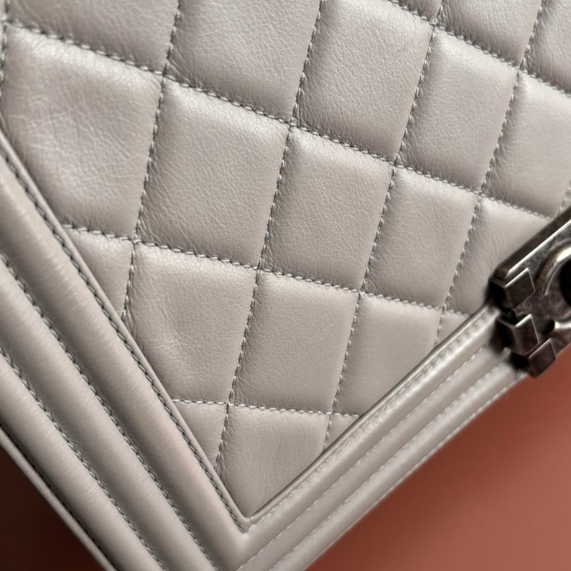 ::CHANEL:: BOY 28 限量款灰色菱格羊皮金釦 金鍊肩背斜背包-46