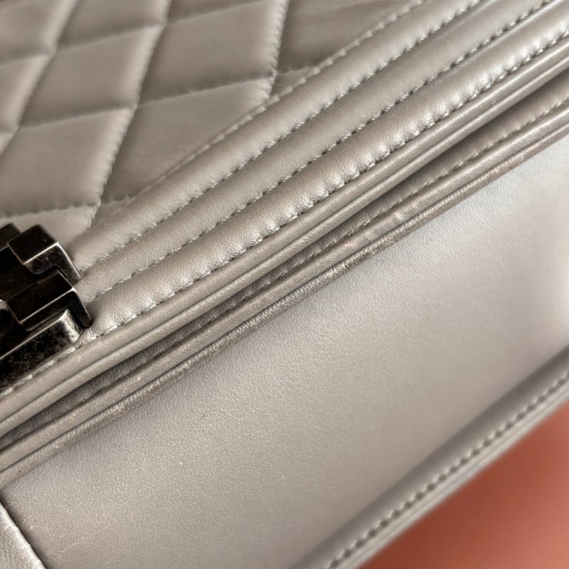 ::CHANEL:: BOY 28 限量款灰色菱格羊皮金釦 金鍊肩背斜背包-50