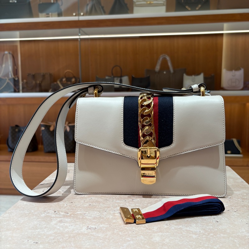 【復古細節、氣質焦點】Gucci Sylvie 緞帶金鍊包 26cm|白色滑面牛皮|金屬鍊條設計|兩款背帶多種背法|精品質感穿搭首選-0
