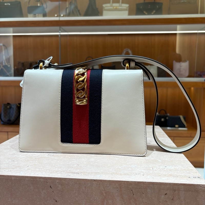【復古細節、氣質焦點】Gucci Sylvie 緞帶金鍊包 26cm|白色滑面牛皮|金屬鍊條設計|兩款背帶多種背法|精品質感穿搭首選-1