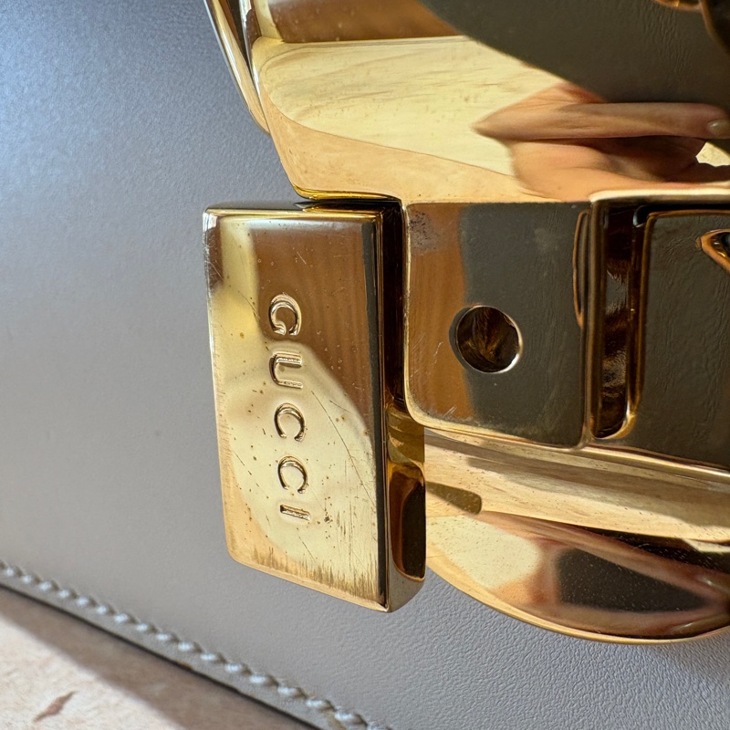 【復古細節、氣質焦點】Gucci Sylvie 緞帶金鍊包 26cm|白色滑面牛皮|金屬鍊條設計|兩款背帶多種背法|精品質感穿搭首選-3