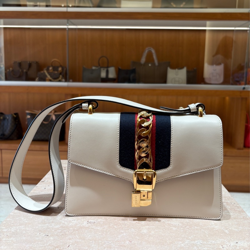 【復古細節、氣質焦點】Gucci Sylvie 緞帶金鍊包 26cm|白色滑面牛皮|金屬鍊條設計|兩款背帶多種背法|精品質感穿搭首選-5