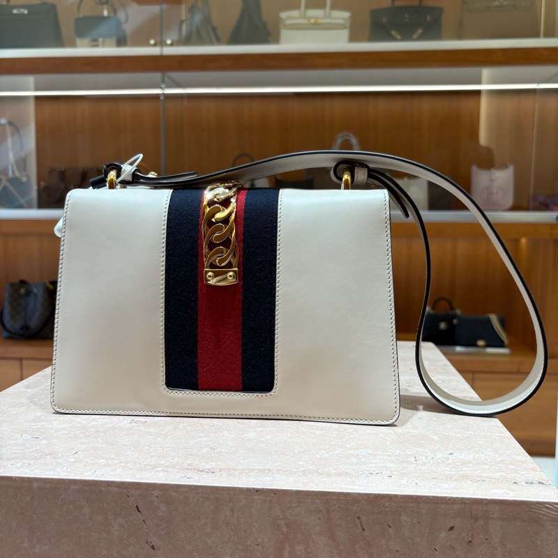 【復古細節、氣質焦點】Gucci Sylvie 緞帶金鍊包 26cm|白色滑面牛皮|金屬鍊條設計|兩款背帶多種背法|精品質感穿搭首選-6