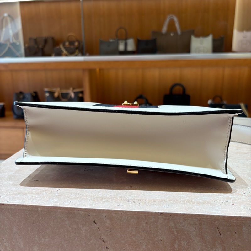 【復古細節、氣質焦點】Gucci Sylvie 緞帶金鍊包 26cm|白色滑面牛皮|金屬鍊條設計|兩款背帶多種背法|精品質感穿搭首選-7