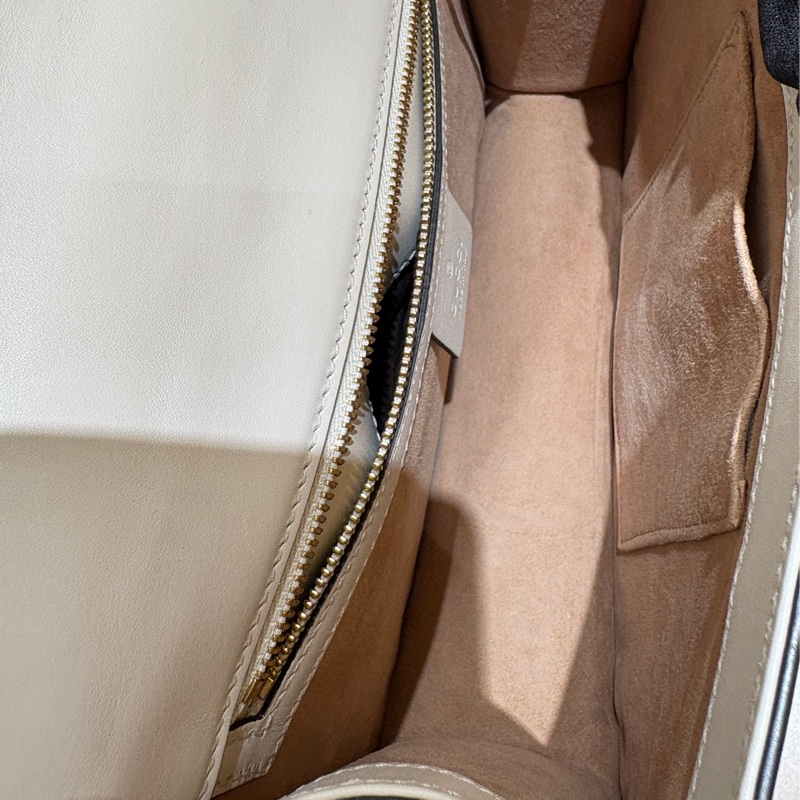 【復古細節、氣質焦點】Gucci Sylvie 緞帶金鍊包 26cm|白色滑面牛皮|金屬鍊條設計|兩款背帶多種背法|精品質感穿搭首選-8