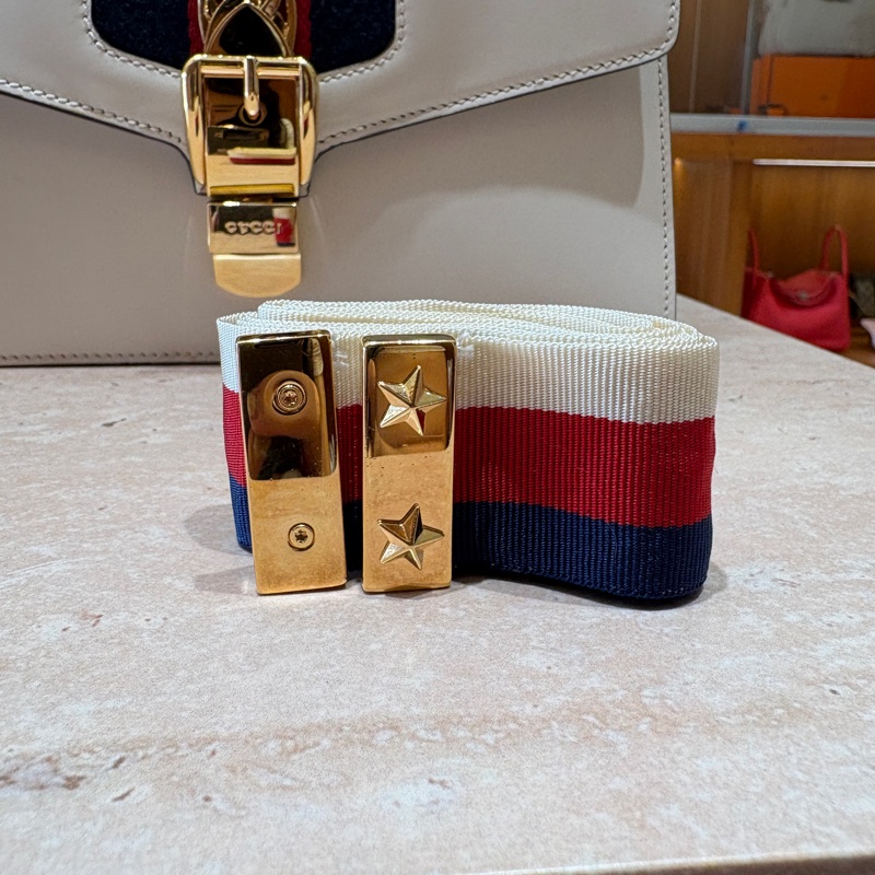 【復古細節、氣質焦點】Gucci Sylvie 緞帶金鍊包 26cm|白色滑面牛皮|金屬鍊條設計|兩款背帶多種背法|精品質感穿搭首選-10