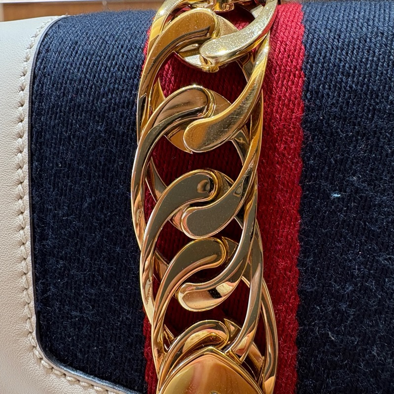 【復古細節、氣質焦點】Gucci Sylvie 緞帶金鍊包 26cm|白色滑面牛皮|金屬鍊條設計|兩款背帶多種背法|精品質感穿搭首選-11