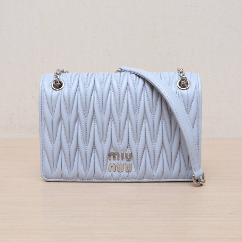MIU MIU 淺藍色羊皮Matelasse系列褶皺金屬LOGO標誌水晶鏈條斜挎包新款肩背包-1