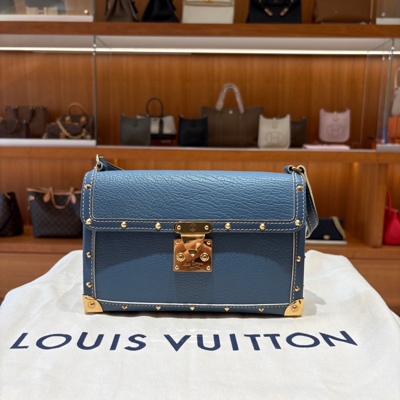 【限量復古、硬盒質感】Louis Vuitton Suhali Emeraude 山羊皮鉚釘肩背包|復刻經典款式|藍色硬挺皮革|輕奢收藏選擇-0